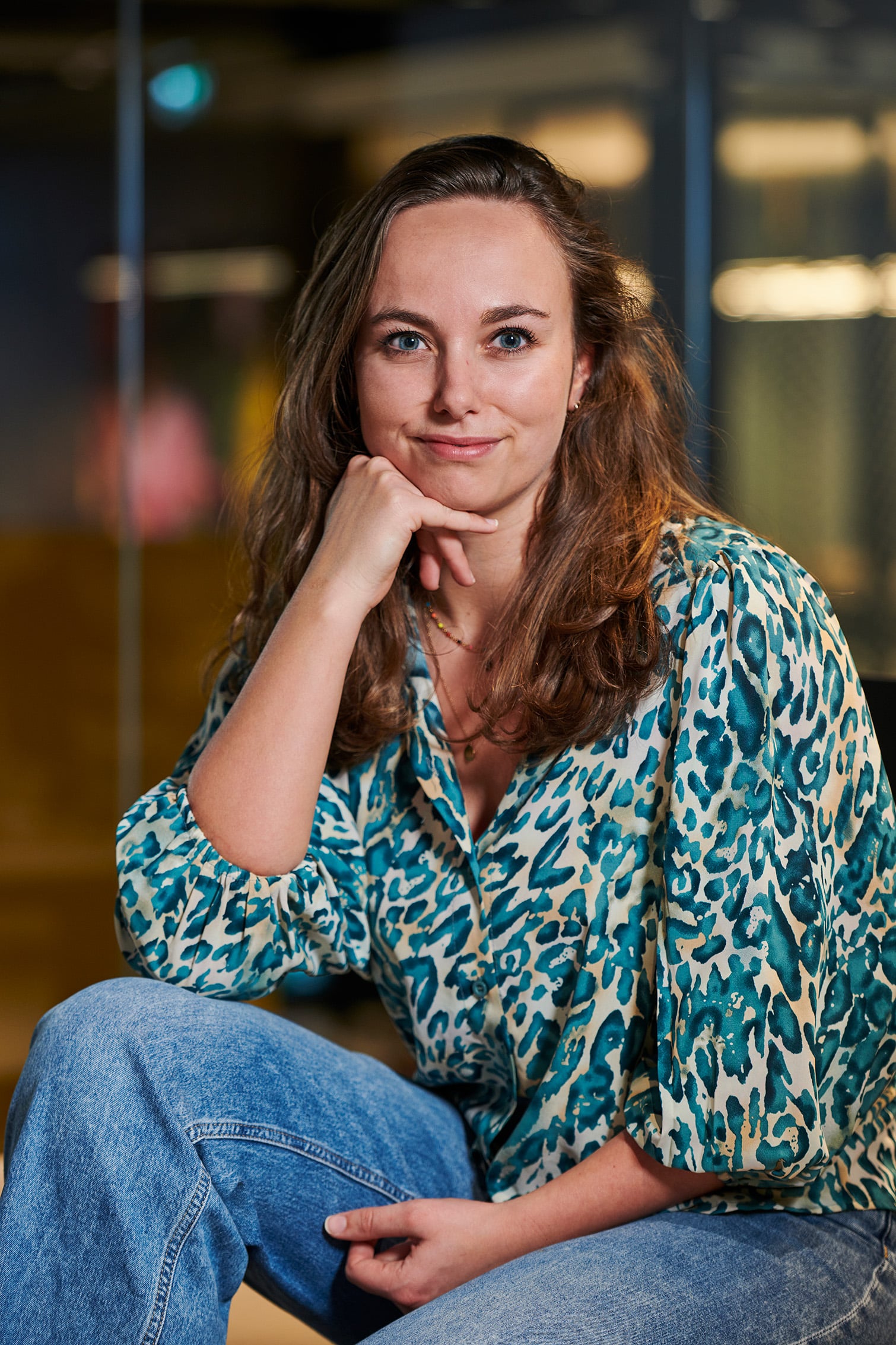 Portretfoto van Willemien Seijdel, Marketing Communicatie Medewerkster. in de showroom van DecoLegno