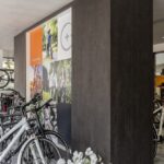 FB49 Sherwood open wandkast in fietsenwinkel decoratief plaatmateriaal donker grijs gebeitst houtdecor.