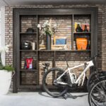 FB49 Sherwood open wandkast in fietsenwinkel decoratief plaatmateriaal donker grijs gebeitst houtdecor.