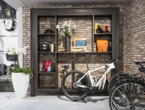 FB49 Sherwood open wandkast in fietsenwinkel decoratief plaatmateriaal donker grijs gebeitst houtdecor.