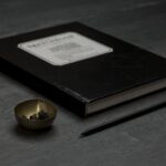 Detailfoto van de Burned Black, decoratief plaatmateriaal uit de HPL special collectie van DecoLegno, welke de beleving van verbrand hout heeft, inclusief zwart boek