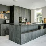 Keuken met kookeiland, ontworpen in het decoratieve plaatmateriaal Burned Black, een zwart decor met de beleving van verbrand hout, uit de HPL Specials collectie van DecoLegno