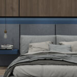 Render bedachterwand in slaapkamer in decoratief plaatmateriaal UB45 Ovatta mat blauw met T051 Fusion denim blauw in echte stof