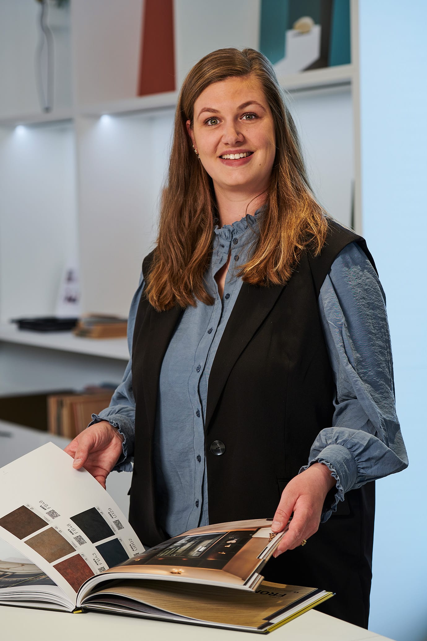 Portretfoto Michelle Bakker met het collectieboek van DecoLegno