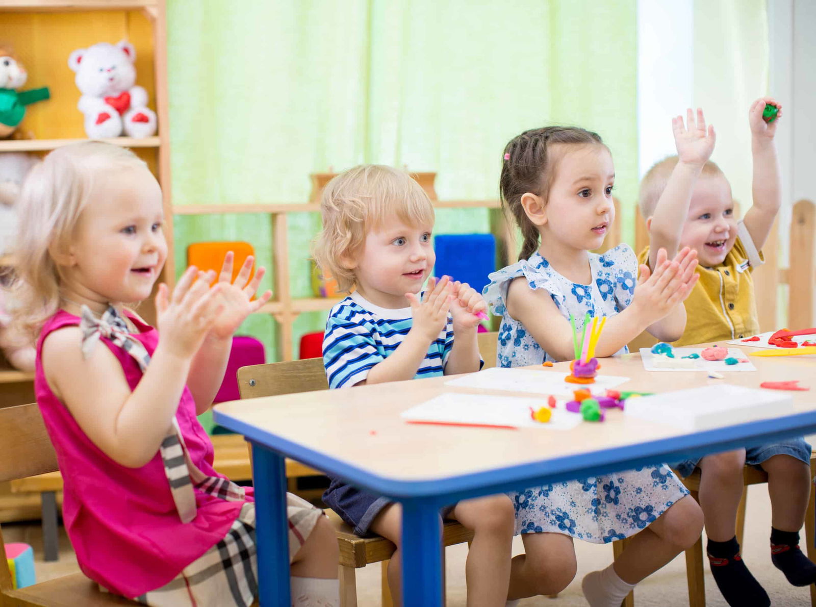 Kinderen spelen aan tafel