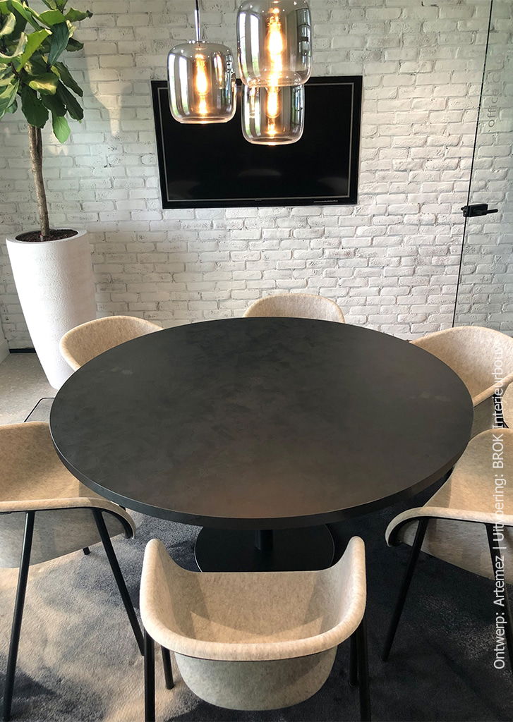 Ronde tafel gemaakt van decoratief plaatmateriaal