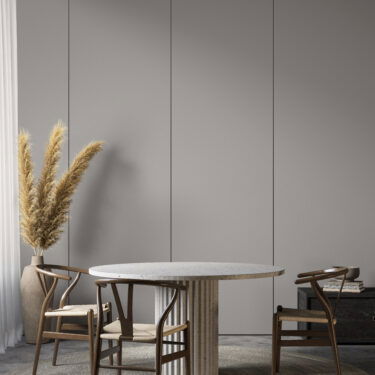 Grijs interieur met tafel en stoelen