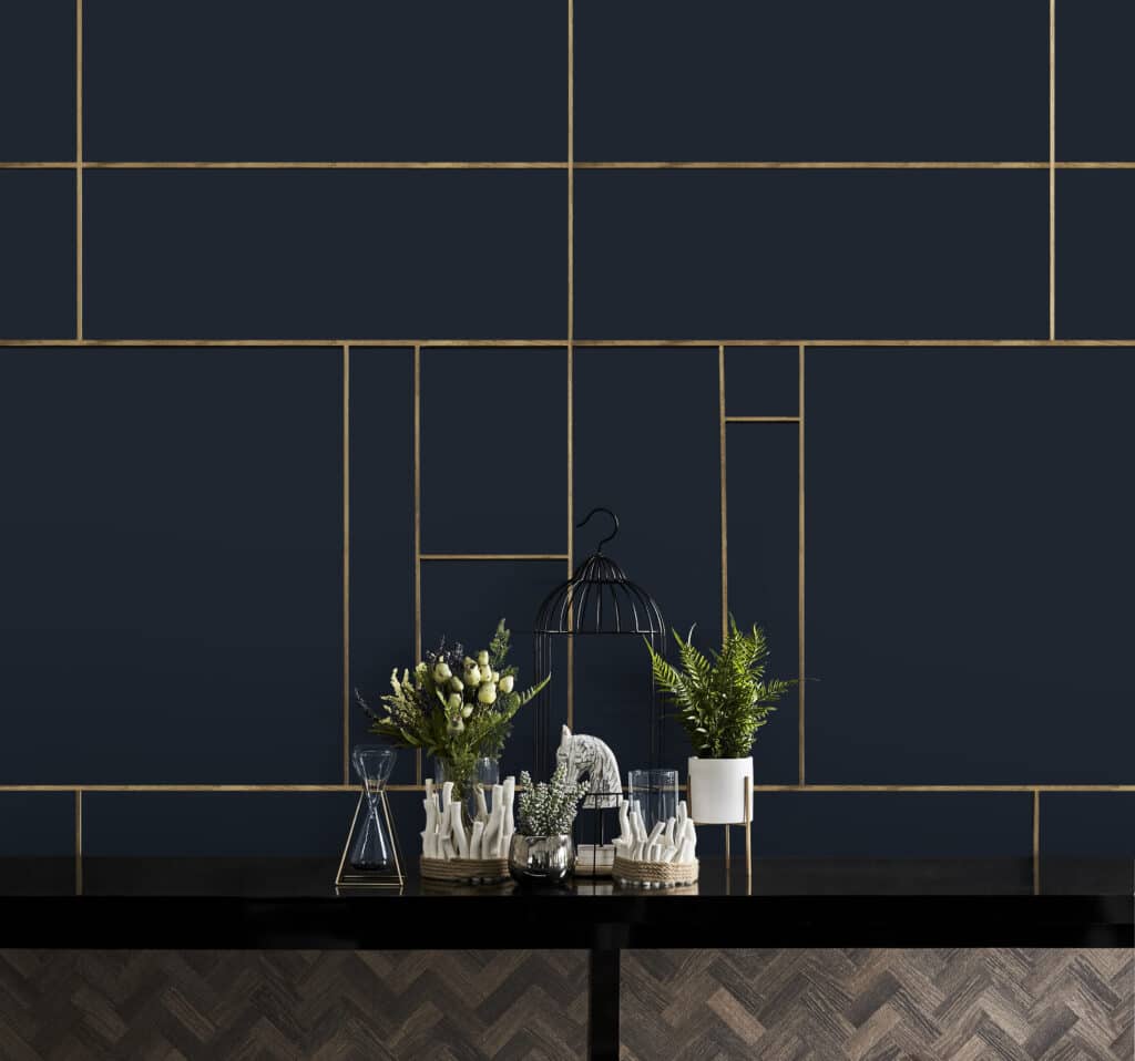 Wand met donkerblauw plaatmateriaal en gouden accenten