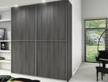 Zijaanzicht van een kastenwand uitgewerkt in de FC96 Lacca van Cleaf, een decoratief plaatmateriaal in metallic grijze kleur met een subtiel glanzende finish