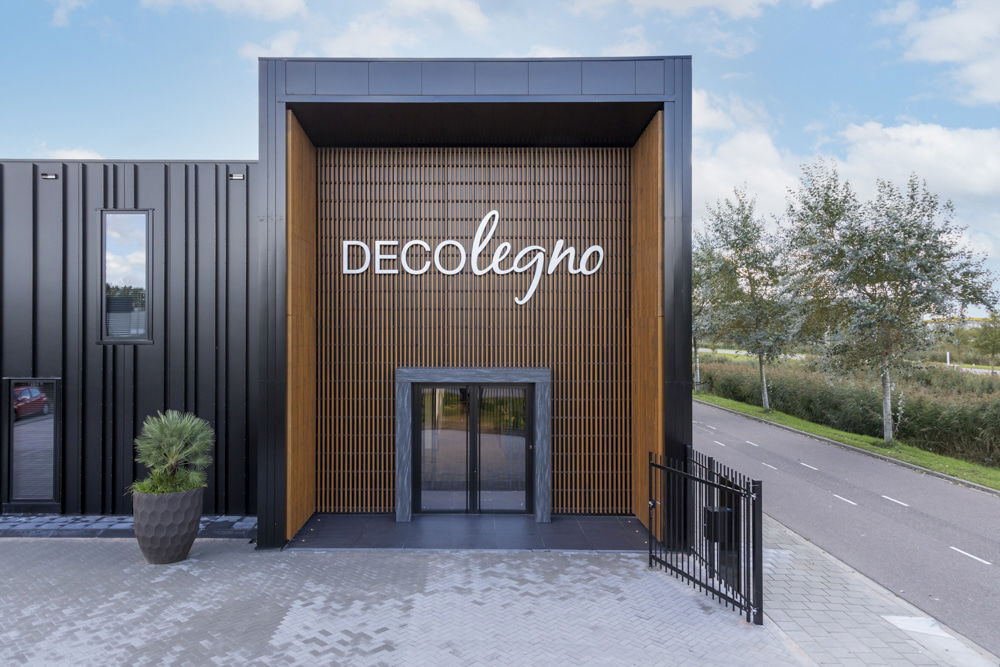 Ingang van showroom DecoLegno Westzaan