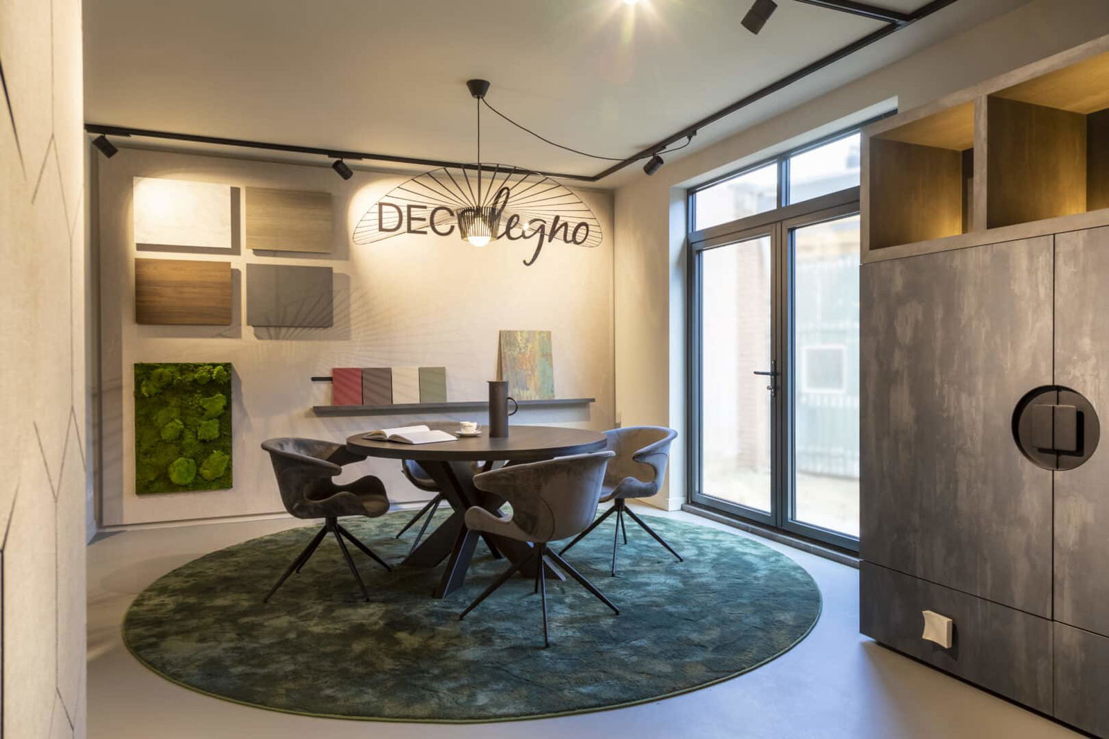 Sfeerbeeld van een zithoek in de DecoLegno showroom in Echt