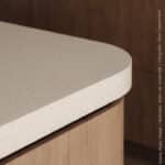 Een moderne keuken met ronde vormen in decoratief plaatmateriaal in de mat bruine S076 Sherwood perfect gecombineerd met het gekorrelde decor van het solid surface materiaal TS070 Gadthena