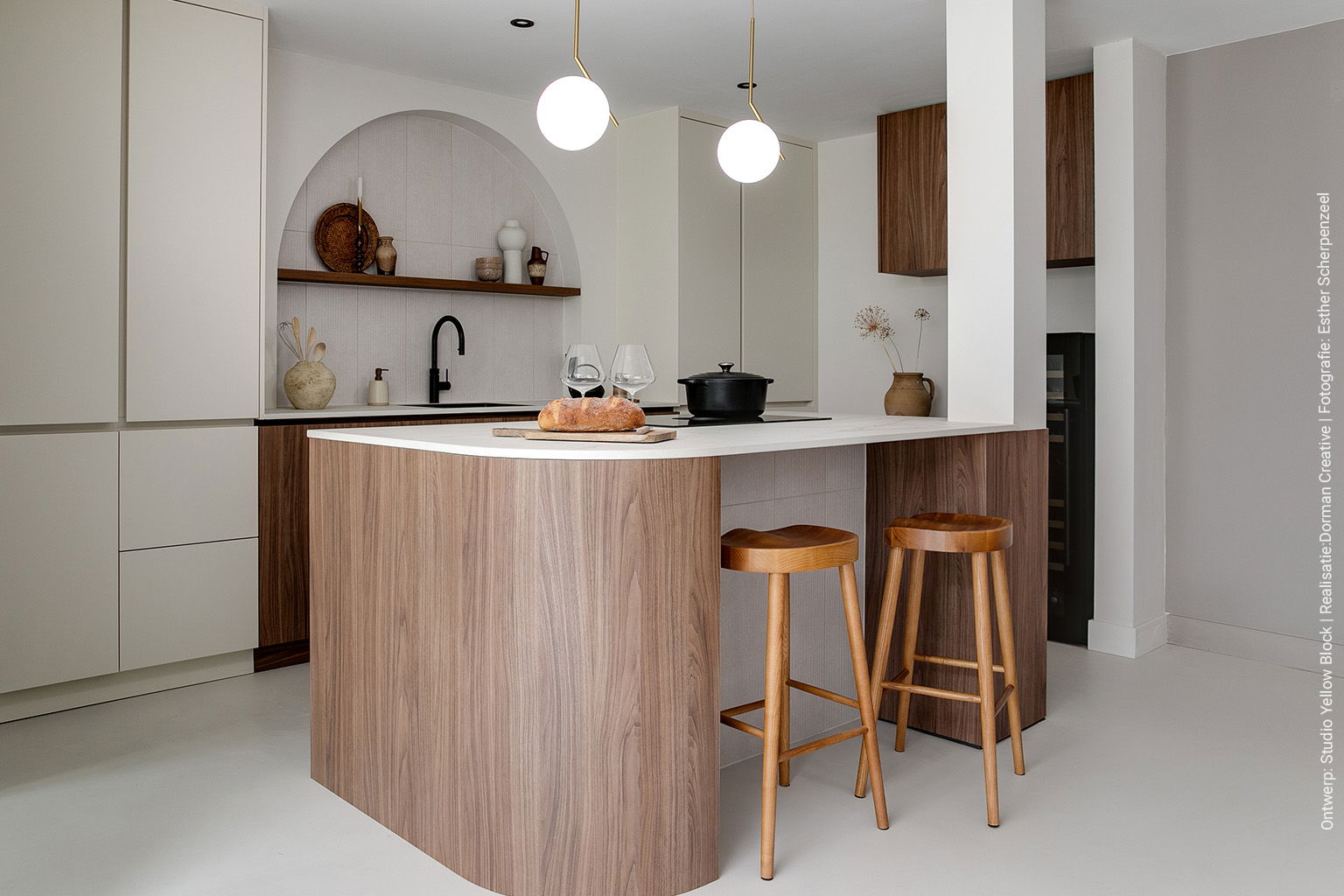 Moderne keuken met afgeronde vormen in elegant walnoothout