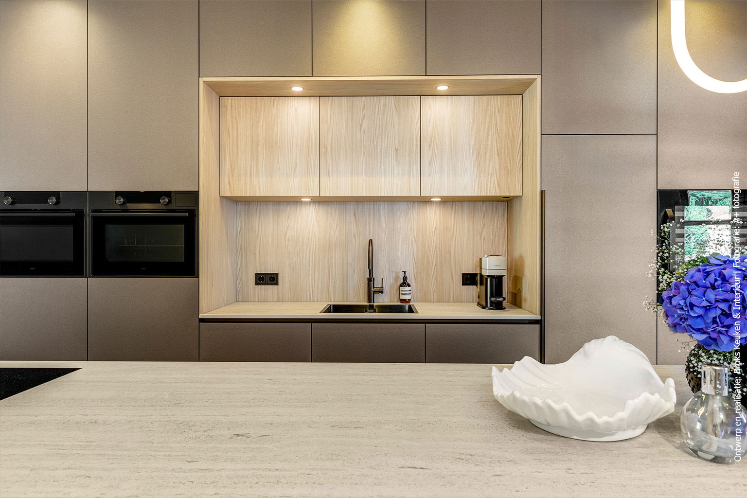 Luxe keuken in blond hout en metallic plaatmateriaal