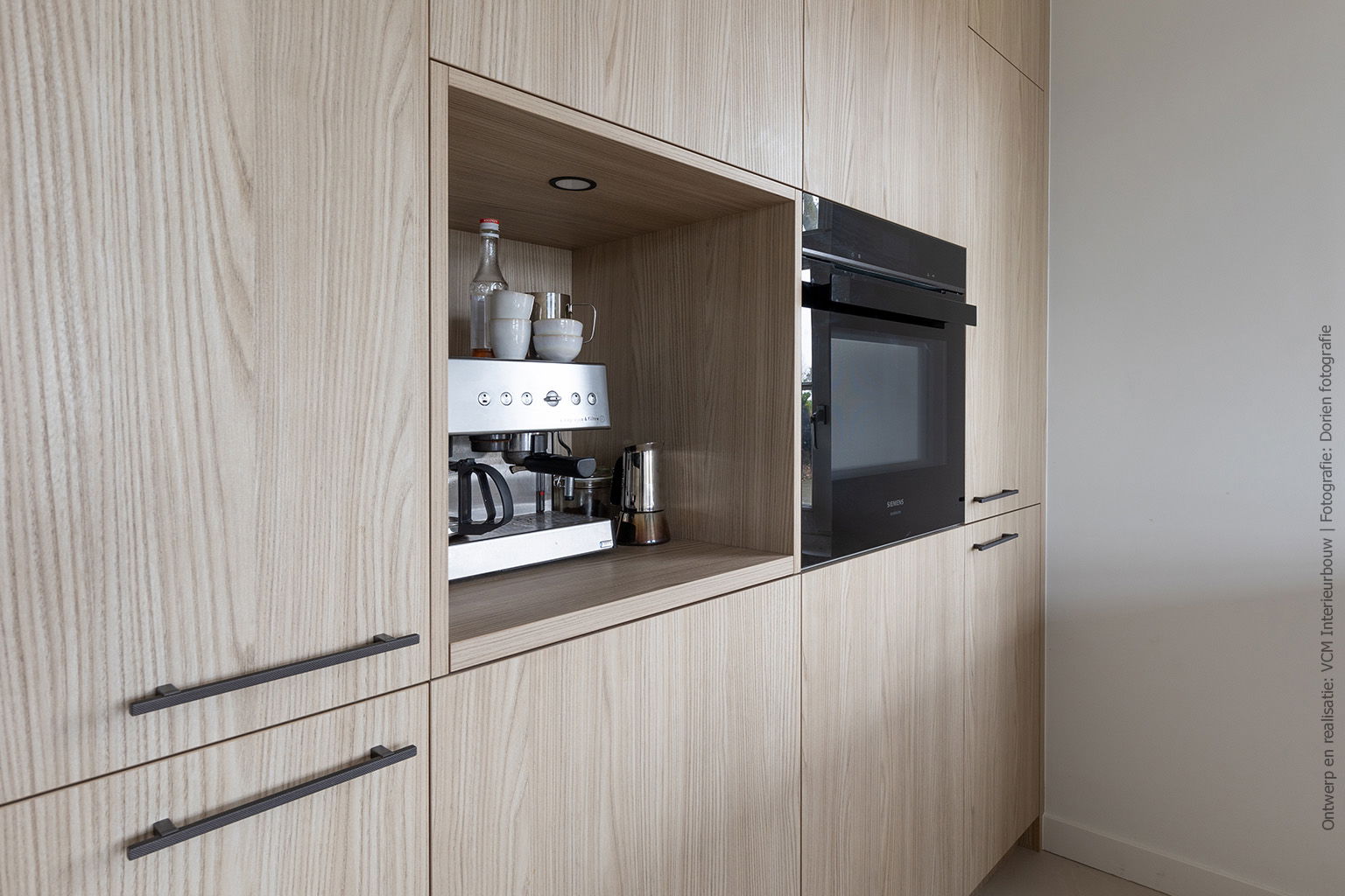 Hoge kasten in moderne keuken met de blonde houtlook S164 Fronda