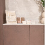 Kast beurs Design District in FD14 Taranta met DM5001 Niagara Solid Surface achterwand en liggend deel