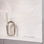 Kast in stand Design District in FD15 Taranta steenstructuur met achterwand solid surface van Durasein in DM5018 Bianca Sabbia
