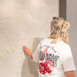 Kast Design District in FD16 Taranta met achterwand Solid Surface Patternine DM5017 Grigio