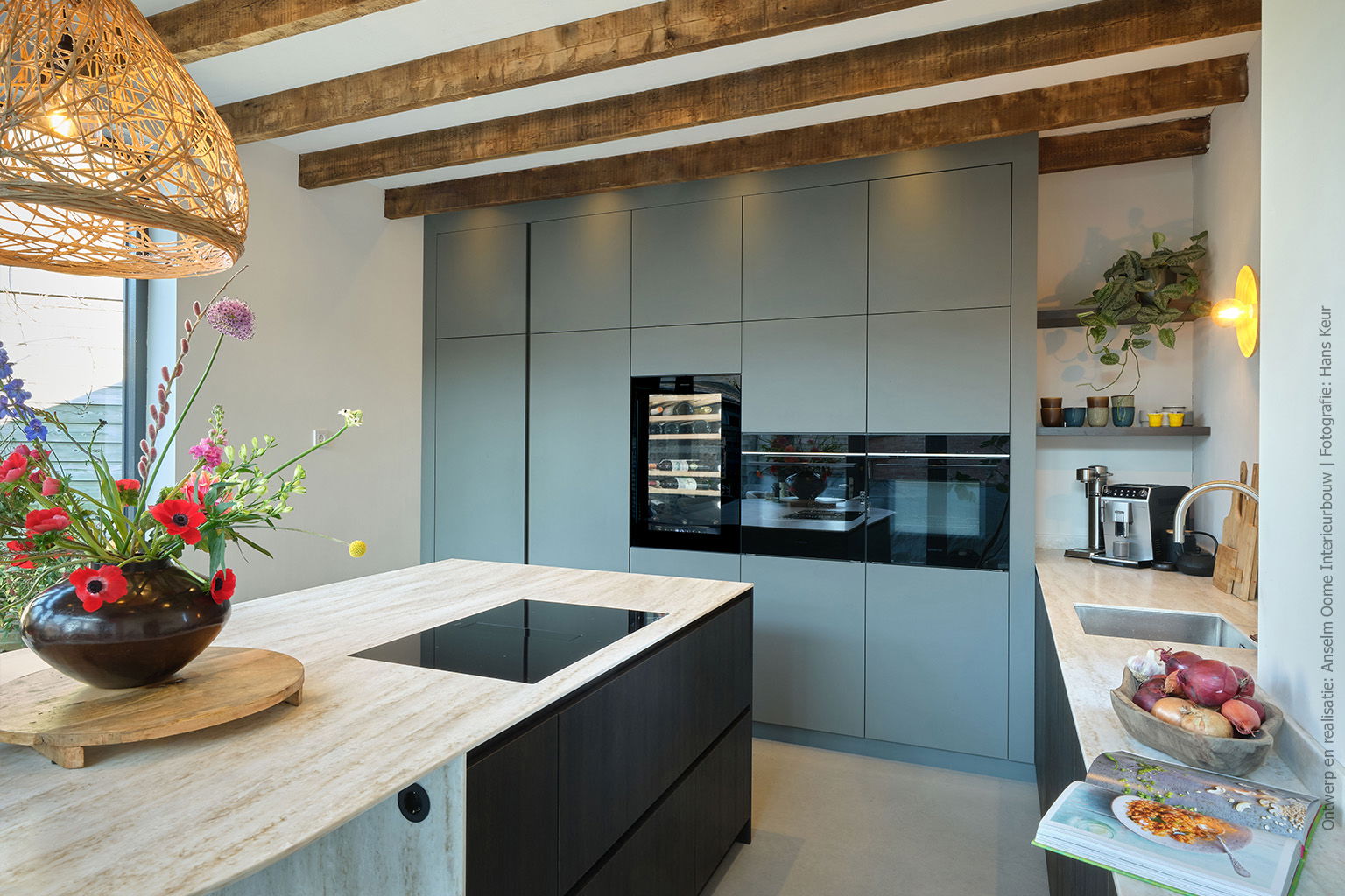 Keuken met hoge kasten in groengrijze UB21 Ovatta, lage kasten in houtdecor LM08 Matrix en een solid surface werkblad in DM5002 Weathered Wood met onyx tekening