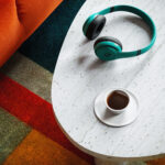 Koffietafel uitgewerkt in de Bianca Sabbia van Durasein, welke een vloeiend lijnenspel in een gebroken witte solid surface basis toont