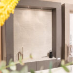Detailafbeelding van een kast in de DecoLegno stand van Design District gemaakt van de DM5018 Bianca Sabbia van Durasein en FD15 Taranta van Cleaf