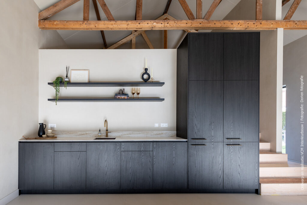 product Keuken met fronten in donker houtdecor S176 Corteccia en Durasein werkblad DM5002 Weathered Wood met karaktervolle onyxtekening