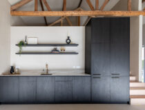 thumbnail Keuken met fronten in donker houtdecor S176 Corteccia en Durasein werkblad DM5002 Weathered Wood met karaktervolle onyxtekening