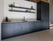 thumbnail Keuken met fronten in donker houtdecor S176 Corteccia en Durasein werkblad DM5002 Weathered Wood met karaktervolle onyxtekening