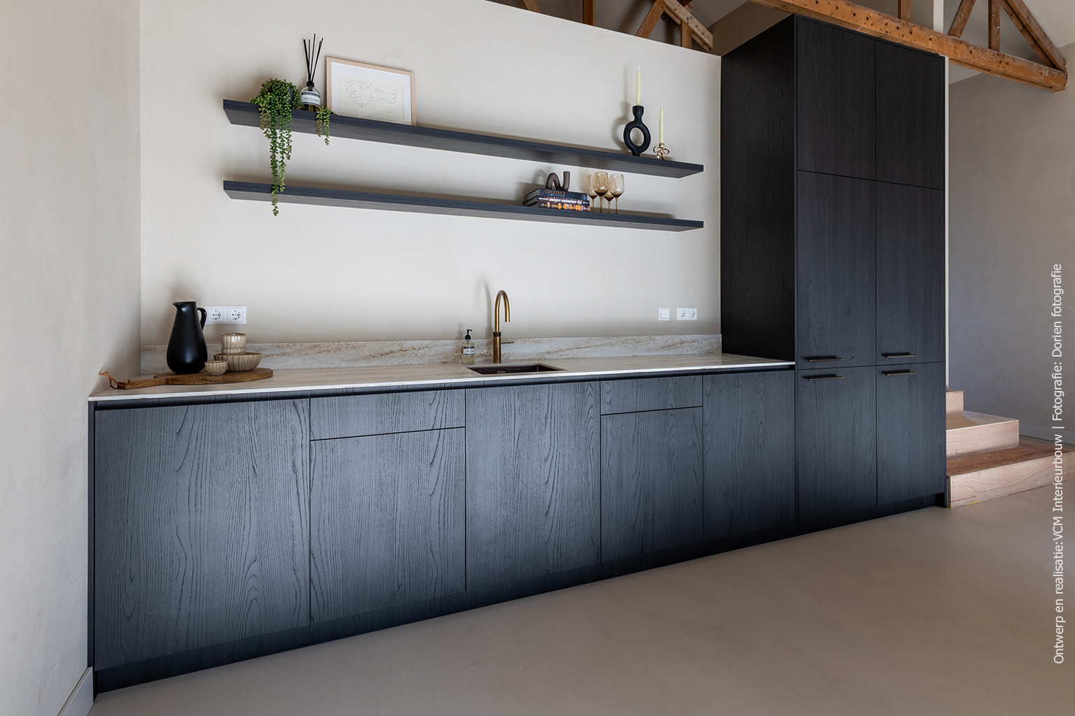 Keuken met fronten in donker houtdecor S176 Corteccia en Durasein werkblad DM5002 Weathered Wood met karaktervolle onyxtekening