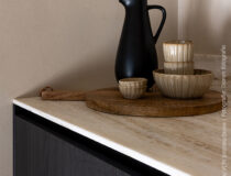thumbnail Keuken met fronten in donker houtdecor S176 Corteccia en Durasein werkblad DM5002 Weathered Wood met karaktervolle onyxtekening