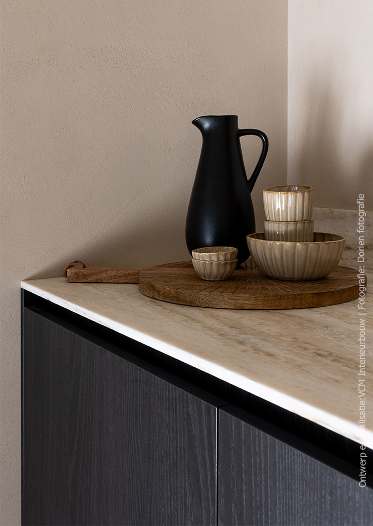 Keuken met fronten in donker houtdecor S176 Corteccia en Durasein werkblad DM5002 Weathered Wood met karaktervolle onyxtekening