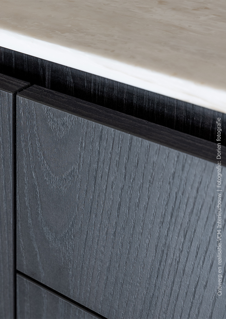 Detailfoto van keuken met fronten in donker houtdecor S176 Corteccia