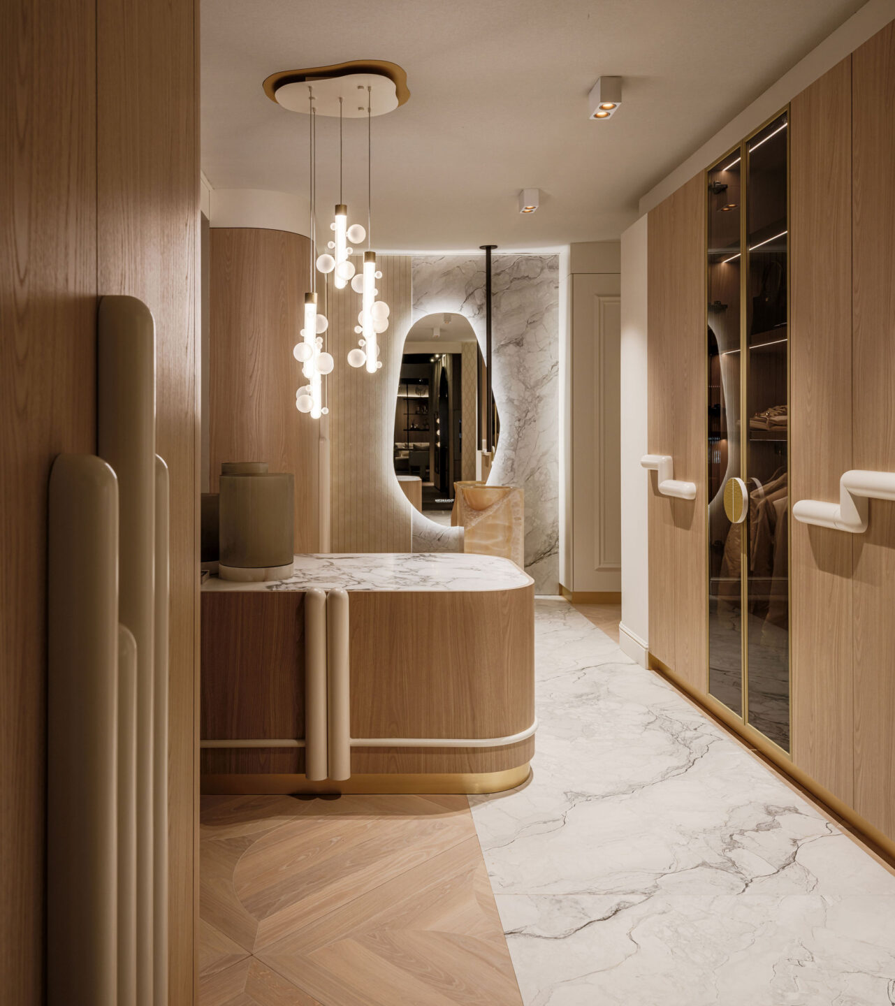 De kasten in de slaapkamer zijn uitgevoerd in de S173 Corteccia van Cleaf en ontworpen voor de villa van The One by Five tijdens de beurs The Art of Living