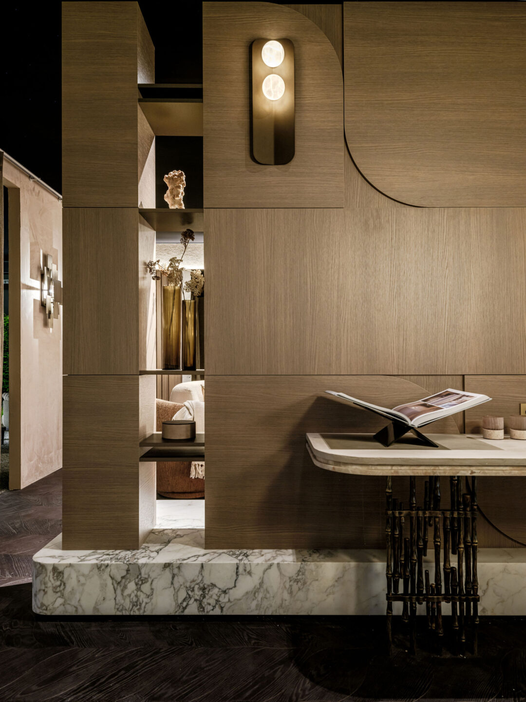 In de woonkamer van de The One by Five villa is de S124 Quercia van Cleaf op een speelse manier toegepast als wandbekleding, deze is ontworpen door Studio Zuyd. 