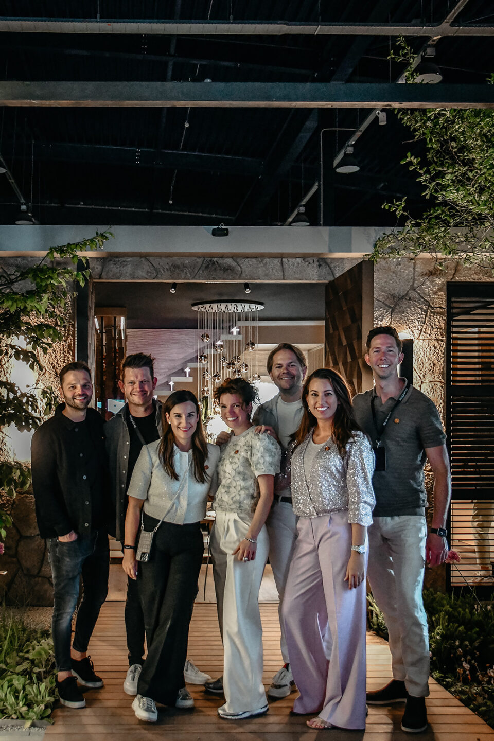 Groepsafbeelding van het collectief The One by Five dat voor The Art of Living gezamelijk een high-end designvilla ontworpen.