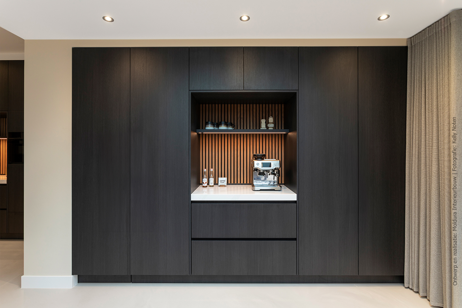 Moderne keuken met hoge kasten in vergrijsd zwart eikenlook S182 Quercia